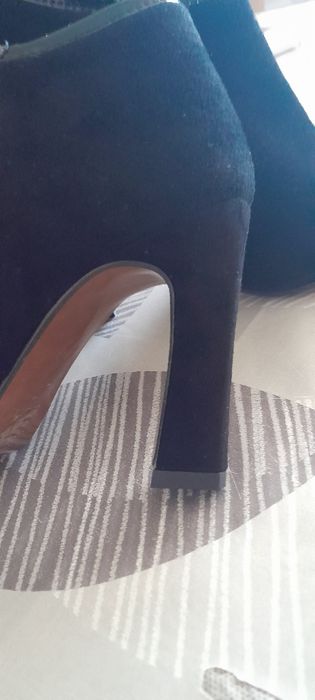 Botas novas em pele de marca