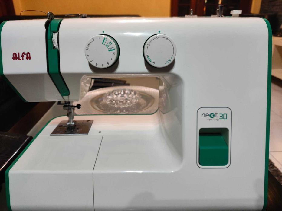 vendo ou troco Máquina de Coser Alfa NEXT30 Spring nova