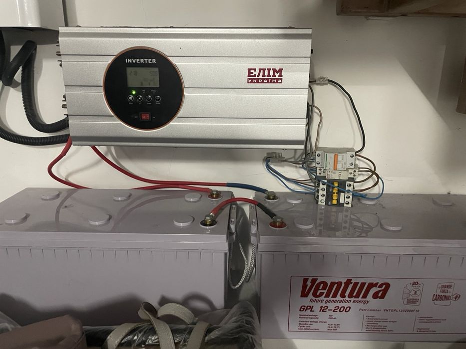 Інвертор з акумуляторами