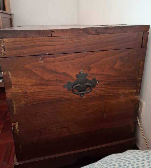 Móvel antigo: arca de arrumação em madeira