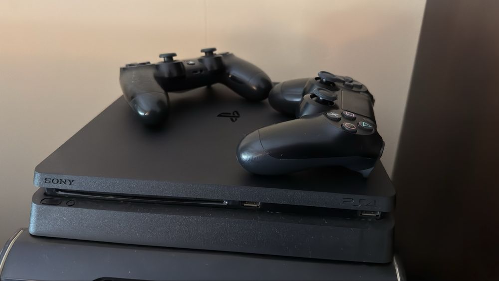 Playstation 4 Slim + 2 pady + gra