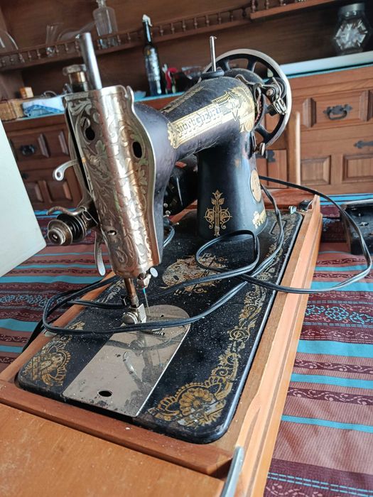 Maquina costura antiga Singer em bom estado com caixa e electrificação - utilizavel
