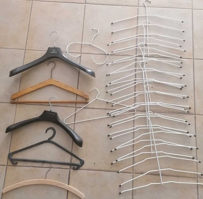 Cabides metálicos , quintuplos e outros, lote por 5€