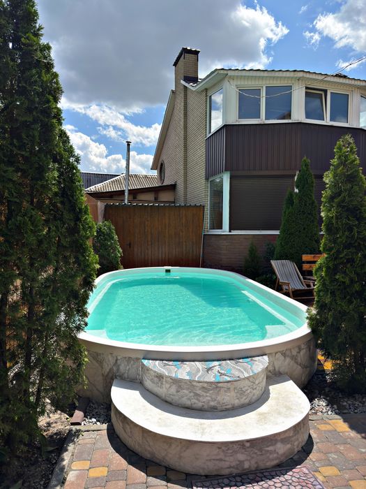 Великий будинок, лазня , басейн.