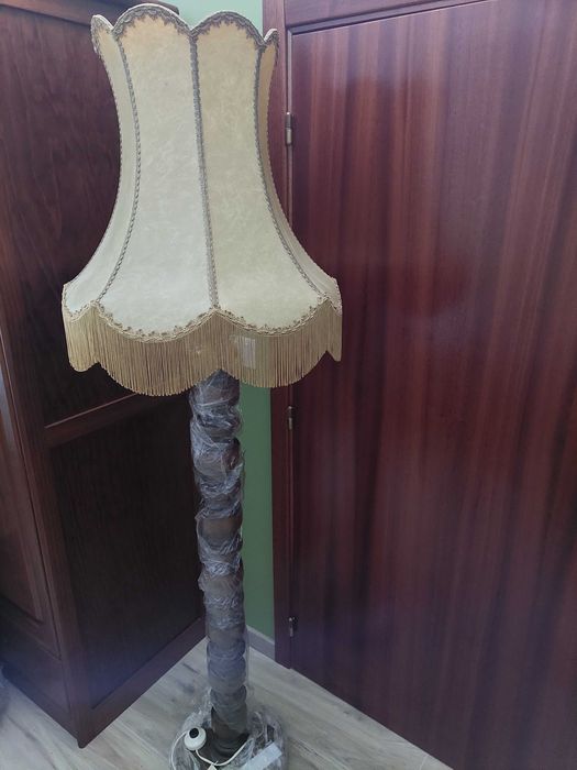 Candeeiro de Pé em Pele