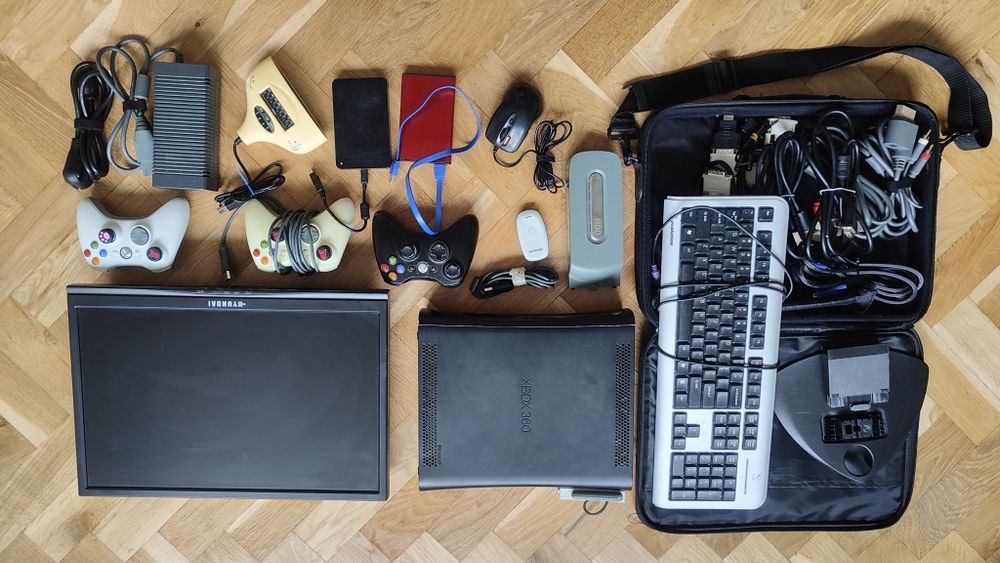 Konsola do gier Xbox 360 RGH ponad 1 TB - 136 gier, 3 pady, monitor