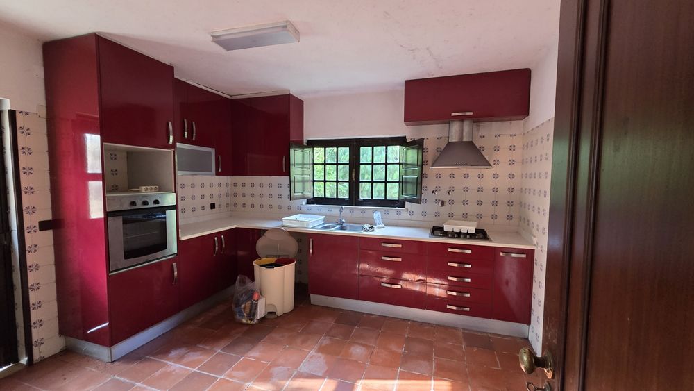 Cozinha usada com electrodomésticos
