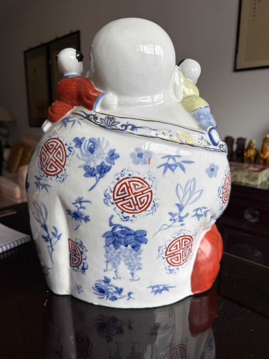 Estatueta Porcelana Chinesa — Buda Feliz com Cinco Crianças