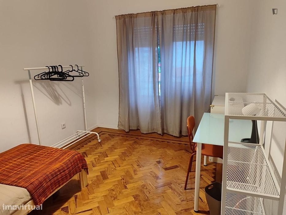 Quarto - localizado em Almada Lisbon