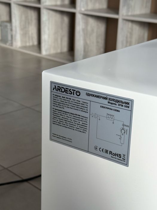 Продам однокамерний маленький холодильник Ardesto DFM-50W