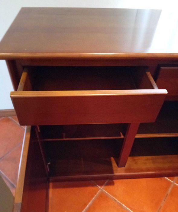 Aparador / Louceiro / Móvel de madeira maciça / Consola