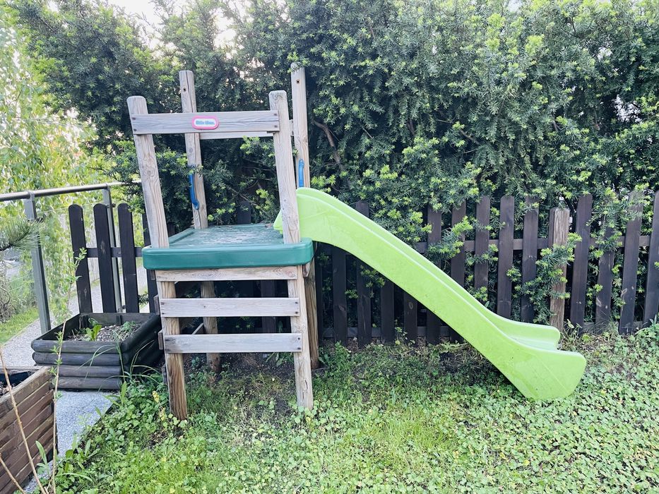 Plac zabaw firmy Little Tikes.