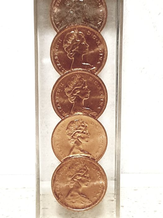 Abre caricas / garrafas canadiano vintage em resina com moedas