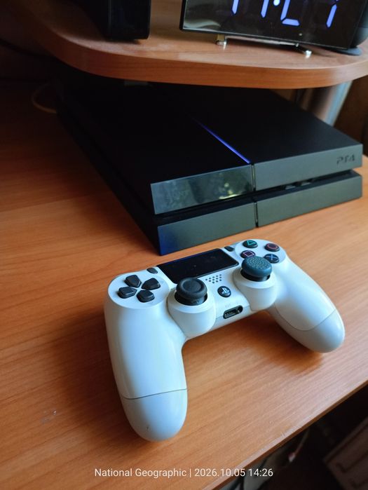 PlayStation 4 z padem i grami