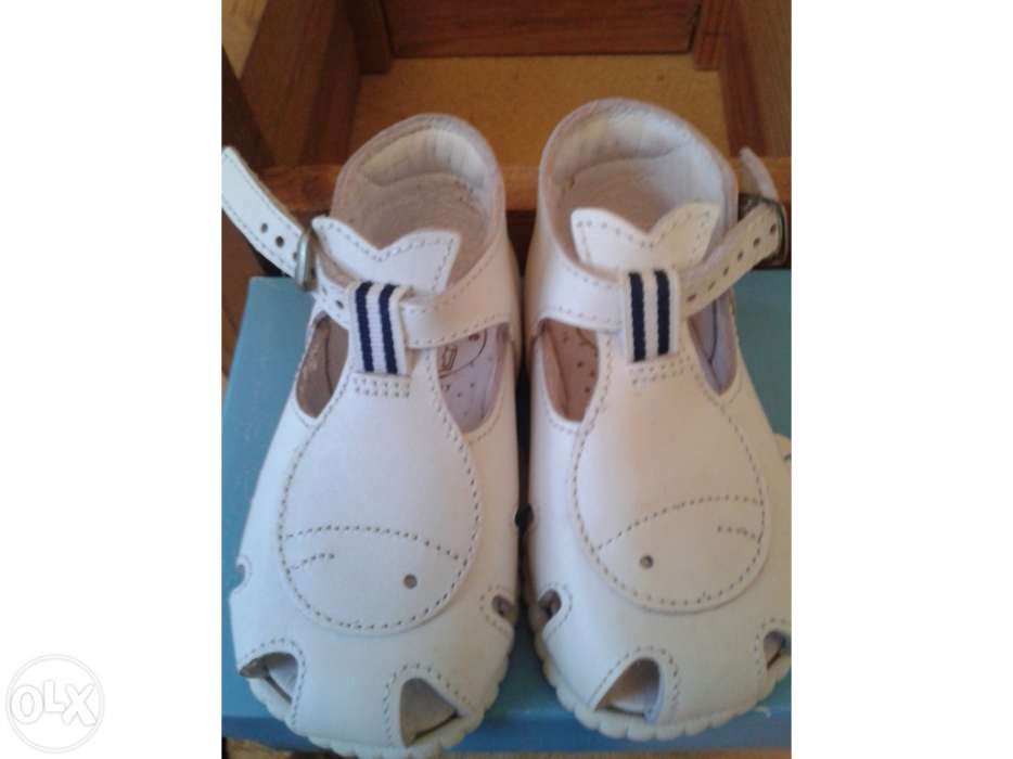 Venda de sapatos e fitas de cabelo