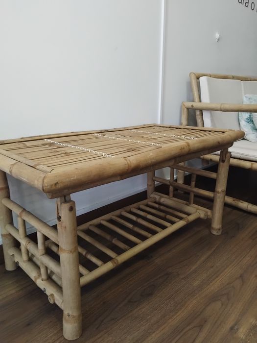 Conjunto de mesa é cadeiras sofá.