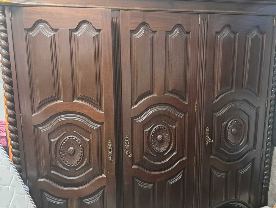 Guarda roupa  de madeira