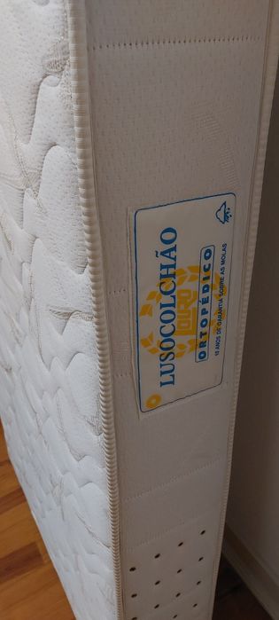 Duas camas de ferro individuais e colchões