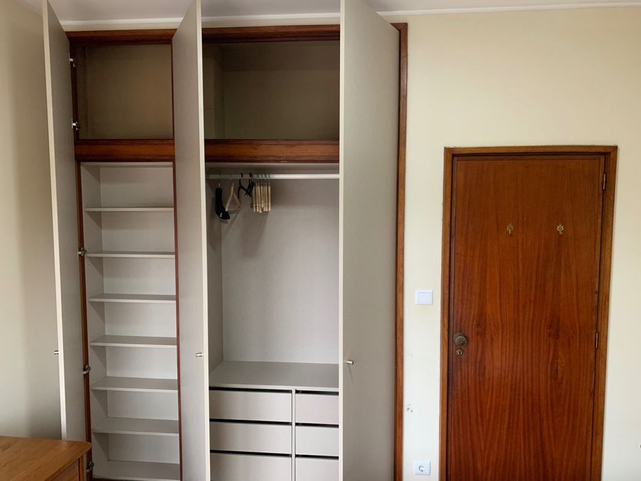 Quarto c/ TV e varanda p/ estudante c/ contrato, ao pé da universidade