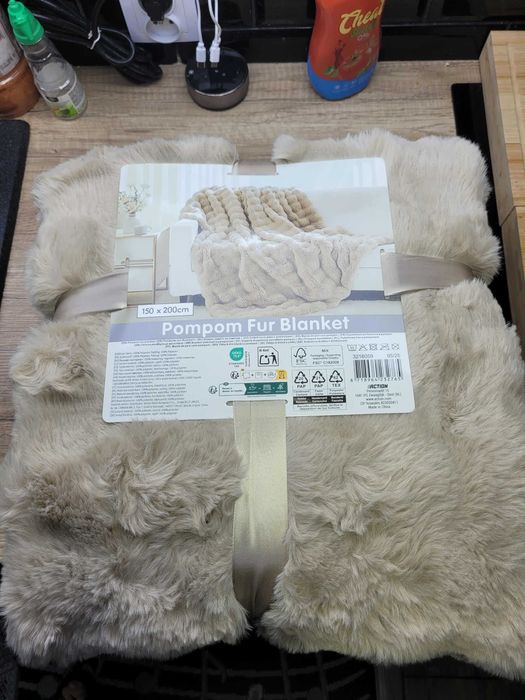 Koc Pompon Fur Blanket 150x200cm Puszysty I Pluszowy miękki Jasny Brąz