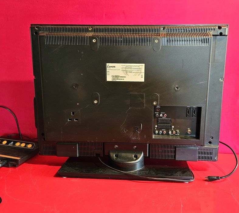 Mały telewizor LCD do starych konsoli do gier