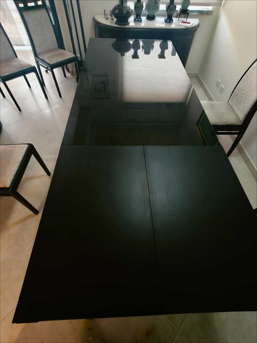 Conjunto de mesa e cadeiras de sala de jantar pretas