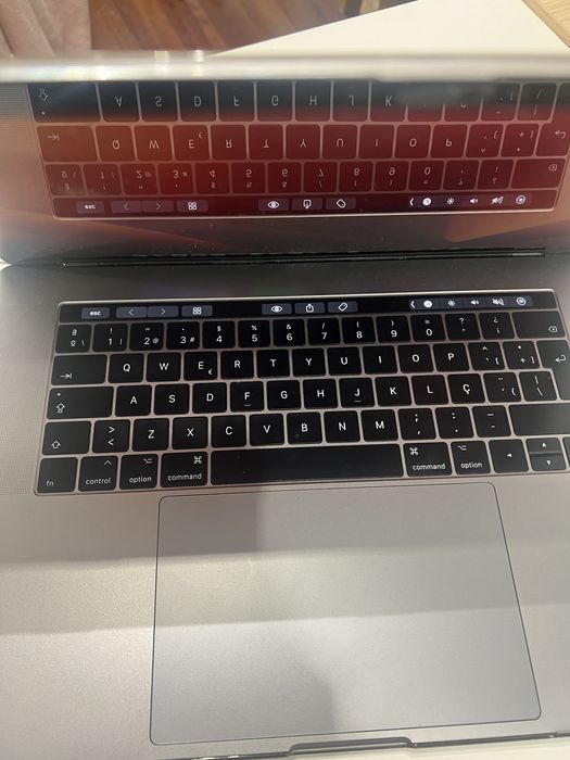 MacBook Pro 15” (2017) Touch Bar 256gb / 16gb ram