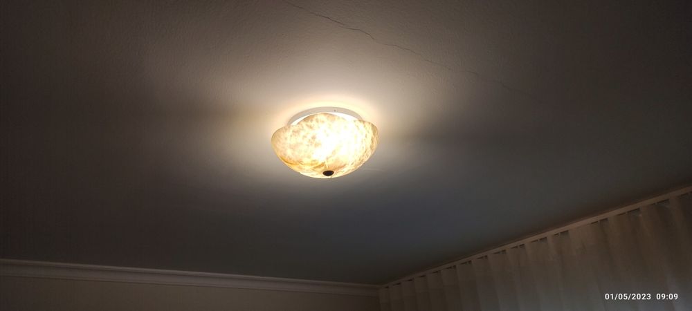 Candeeiro de tecto em pedra de alabastro.