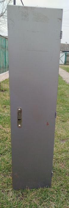 Металевий сейф для зберігання зброї.