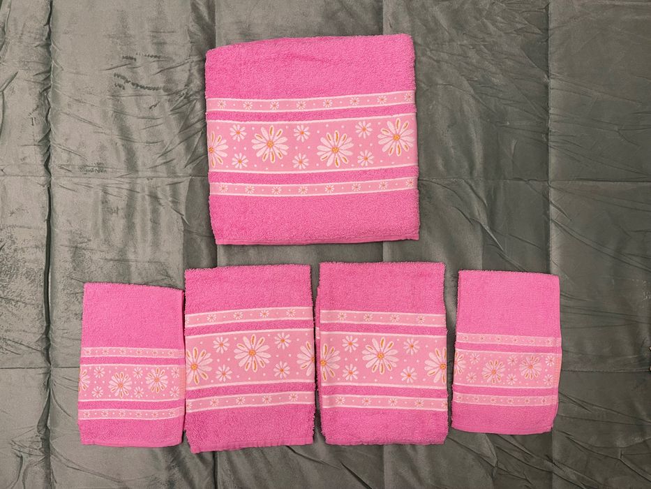Conjunto de banho cor de rosa com detalhes de flores
