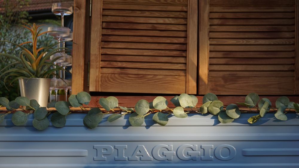Piaggio Ape prosecco van/drink bar