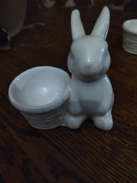 Продам пасхальные статуэтки зайчиков и коллекционный стакан Германия