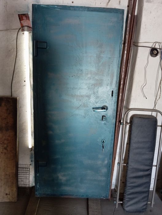 Двері металеві  для гаража.