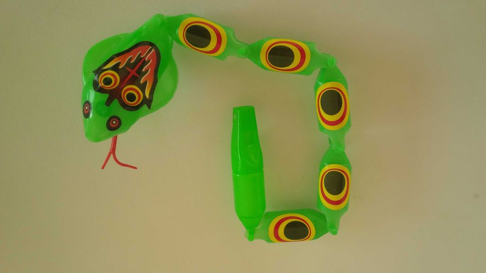 Wąż segmentowy plastikowy zielony z gazetki Scooby-Doo jak nowy
