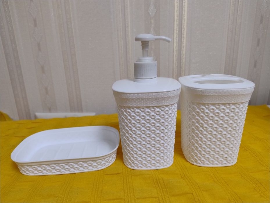 Набор для ванной /три предмета/. новый