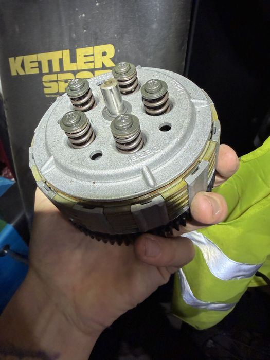 Kosz sprzeglowy komplet derbi