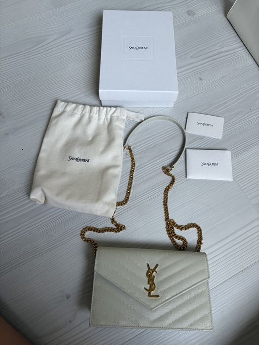 Ysl cassandre kremowa kopertowka torebka z lancuszkiem zlota