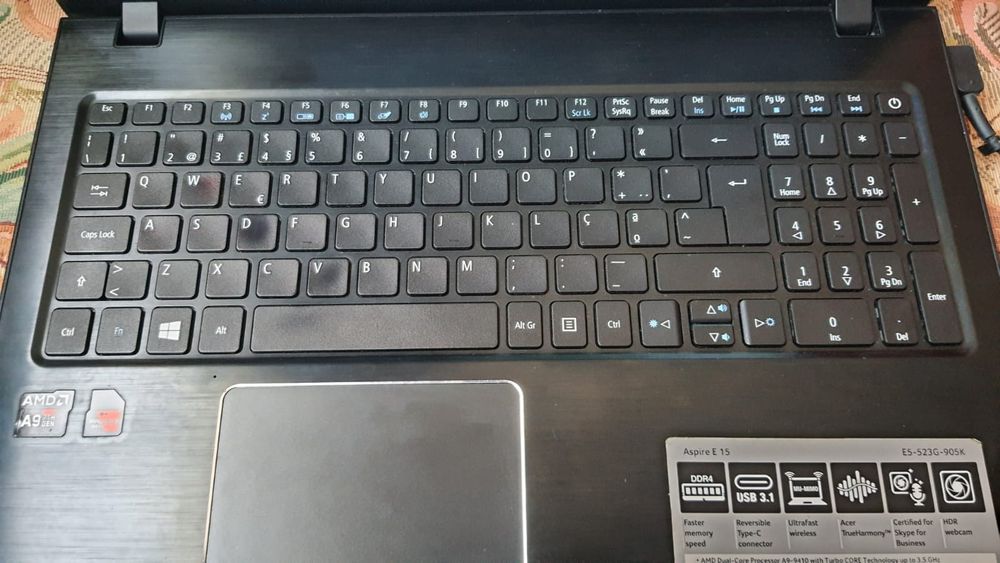 Portátil ACER Aspire E5-523G