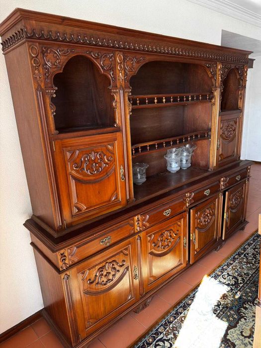 Conjunto de Mobiliário de Sala de Jantar em Madeira - Estilo Clássico