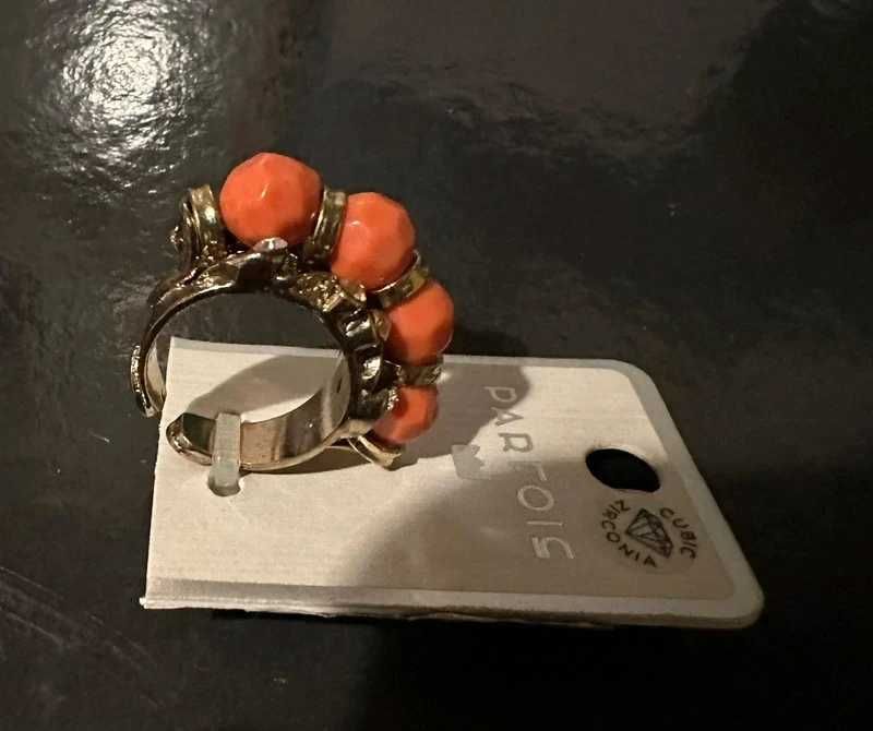 Anel ajustável dourado com pedras coral e zircónias Parfois