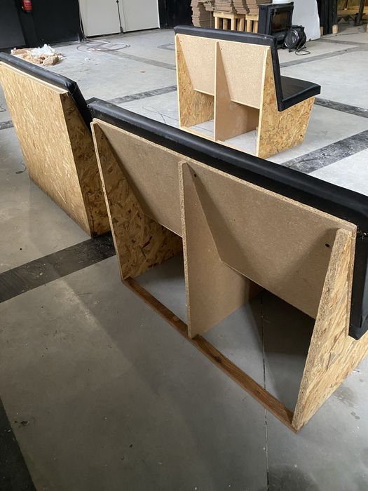 Bancos em OSB com assentos em espuma