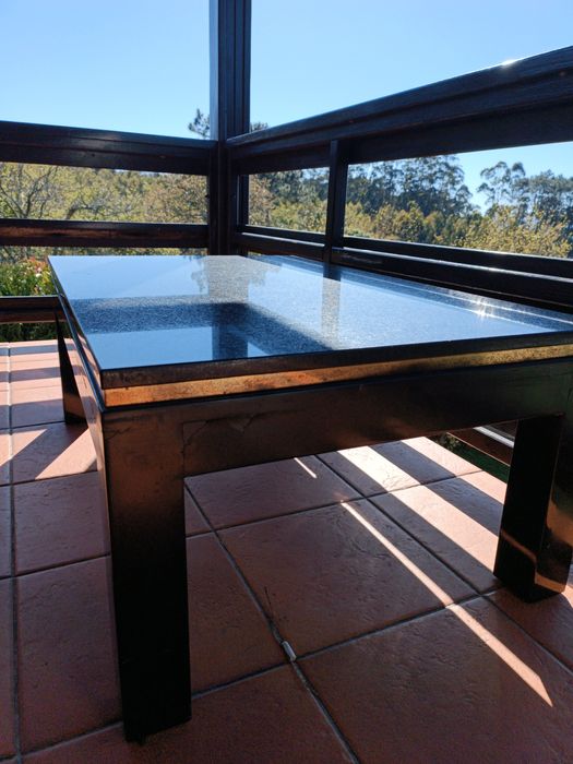 Mesa Preta com Tampo de Mármore