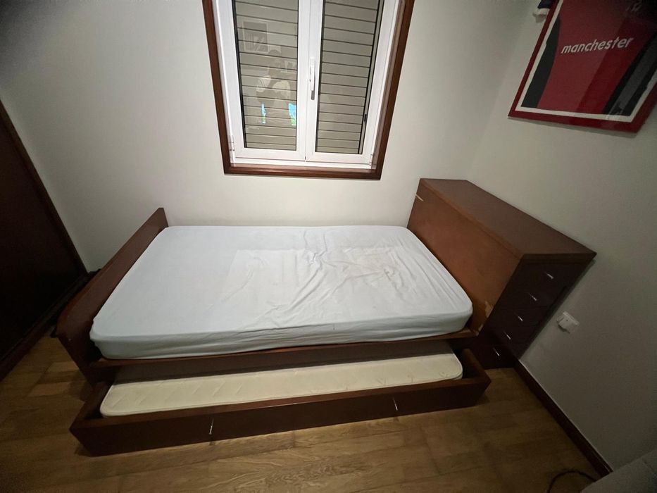Cama dupla e gavetas