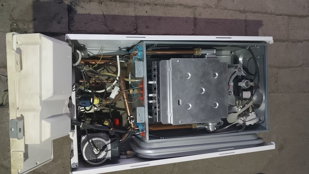 Продам двух контурний газовий котел Maxi Boilers ECO 18 SE по запчаст.