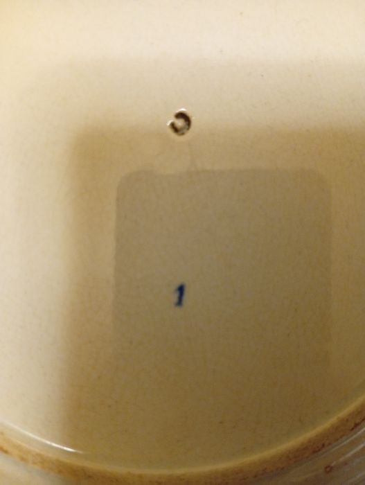 Prato em faiança marca C numerado