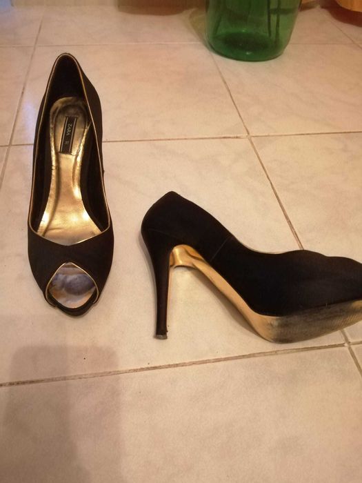 Par de sapatos com salto pretos