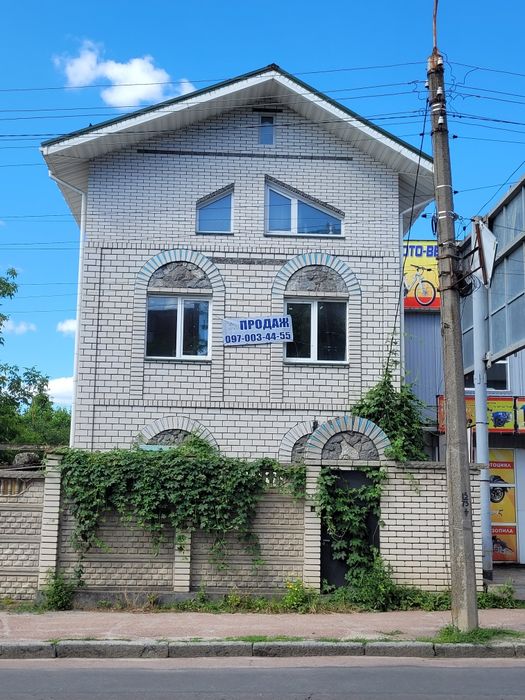 Приміщення і ділянка біля ринку.  Червона лінія.