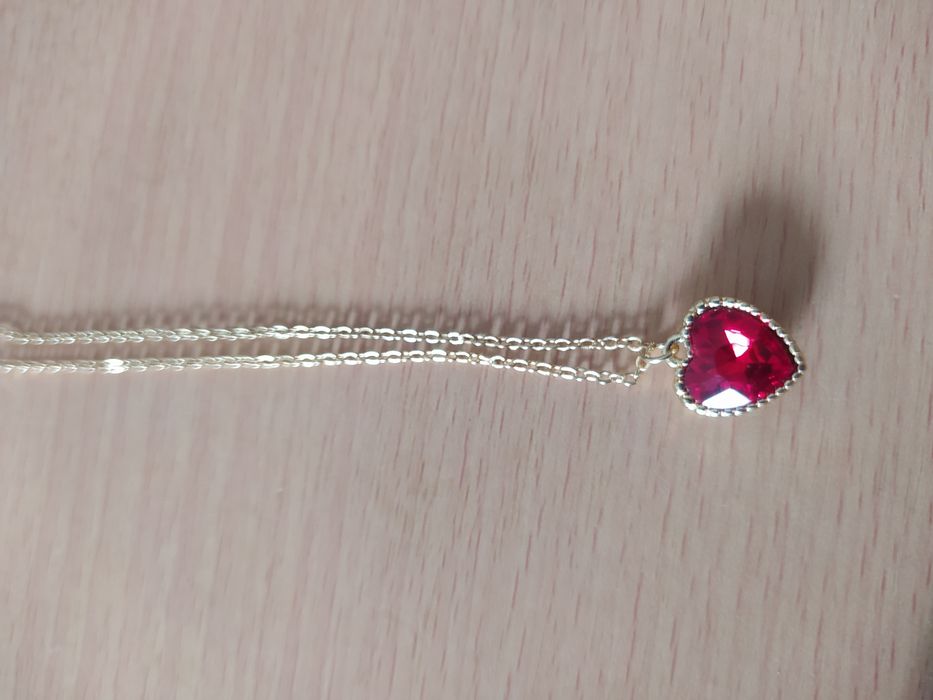 Colar dourado com coração vermelho NOVO