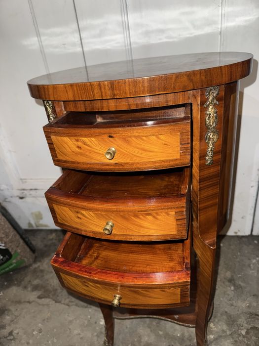 Mesa auxiliar com gavetas