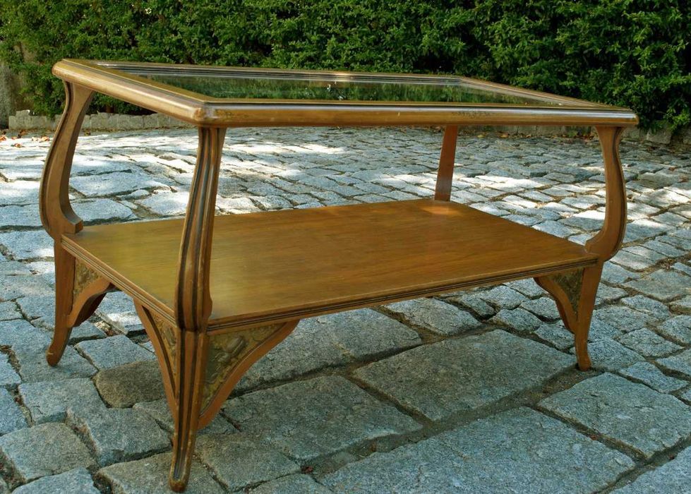 Mesinha em madeira de nogueira com tampo de vidro